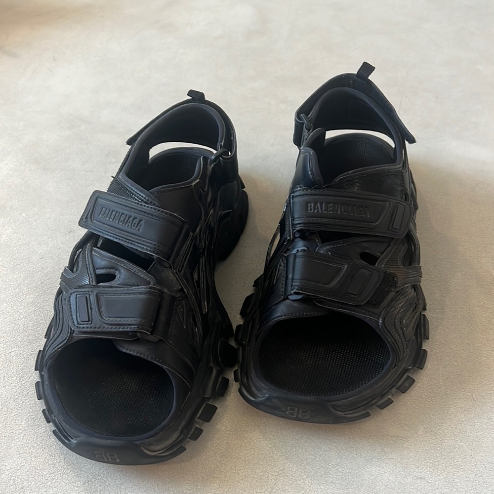 BALENCIGIA TRACK SANDAL.